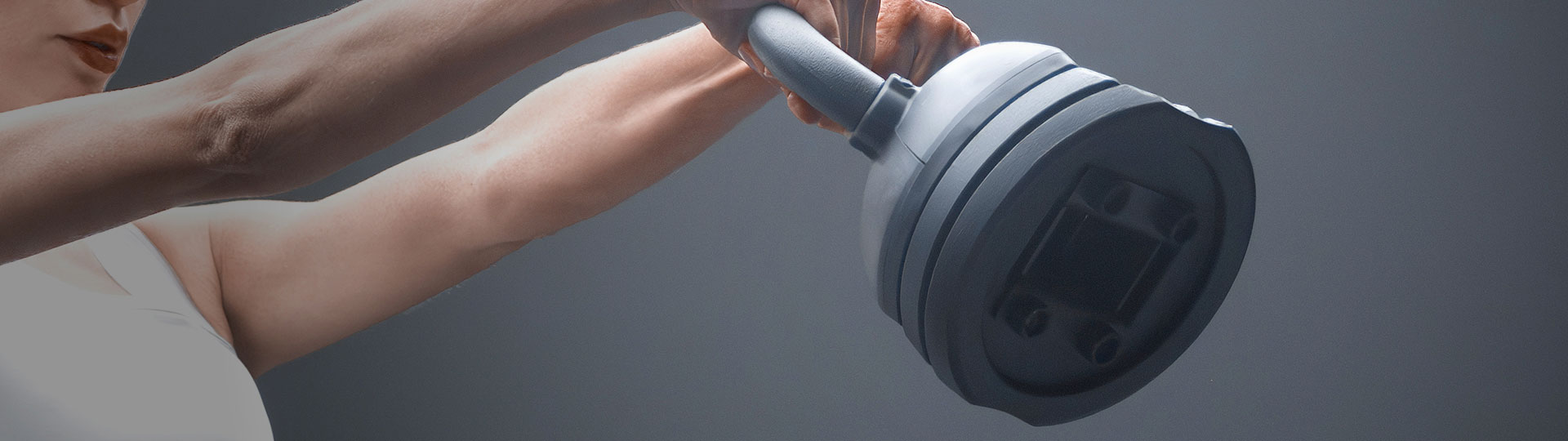 Woman swinging a 40lb black adjustable kettlebell by Floriey.